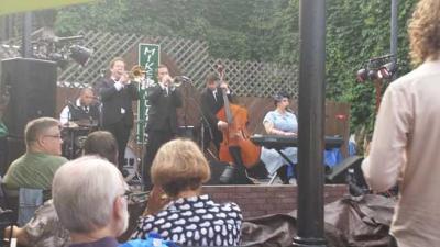 DAVINA AND THE VAGABONS. AT MIKE AND MOLLYS (1).jpg